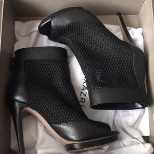 BCBG peep toe booties in BLACK. Size 6 “ GINNI”